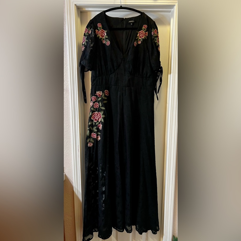 Torrid Size 10 Black Tie Sleeve Maxi Dress with Embroidery